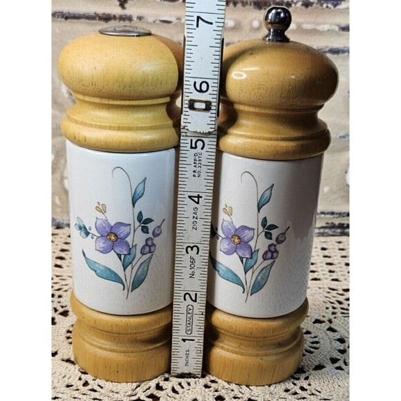 Vintage Mr. Dudley Wood & Ceramic Pepper & Salt Shaker Set Floral Pattern (read) - Picture 6 of 8